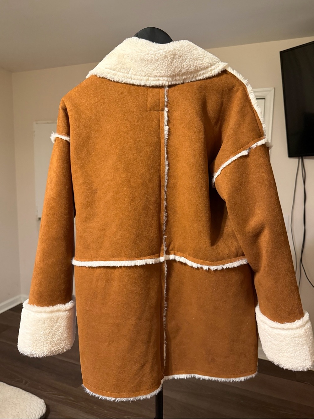 Forever 21 Plush Faux Fur Jacket in Cream & Black Label - Picture 2 of 3